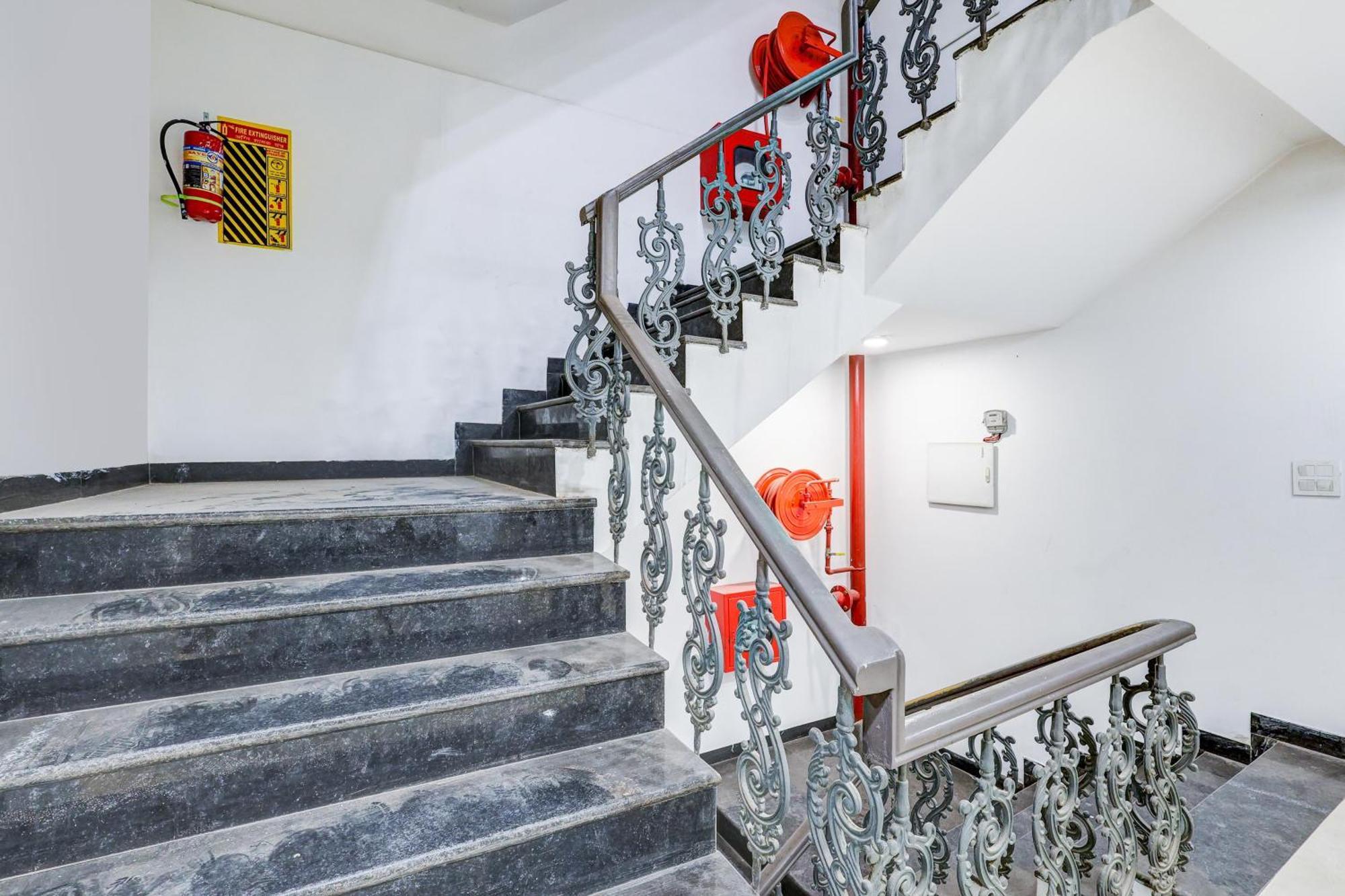 Super Collection O Shalimar Bagh Hotel Делхи Екстериор снимка